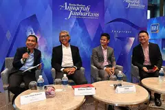 MENGIKTIRAF KECEMERLANGAN: (Dari kiri) Editor Berita Harian/Berita Minggu, Encik Saat A. Rahman dengan pemenang Anugerah Jauhari, Encik Bahren Shaari, dan pemenang Anugerah Jauhari Harapan, Encik Muhamad Ridhwan Ahmad, serta salah seorang pengadil, Encik Suhaimi Rafdi, dalam sidang akhbar di Hotel One Farrer pagi semalam. - Foto BH oleh CHONG JUN LIANG