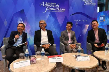 MENGIKTIRAF KECEMERLANGAN: (Dari kiri) Editor Berita Harian/Berita Minggu, Encik Saat A. Rahman dengan pemenang Anugerah Jauhari, Encik Bahren Shaari, dan pemenang Anugerah Jauhari Harapan, Encik Muhamad Ridhwan Ahmad, serta salah seorang pengadil, Encik Suhaimi Rafdi, dalam sidang akhbar di Hotel One Farrer pagi semalam. - Foto BH oleh CHONG JUN LIANG