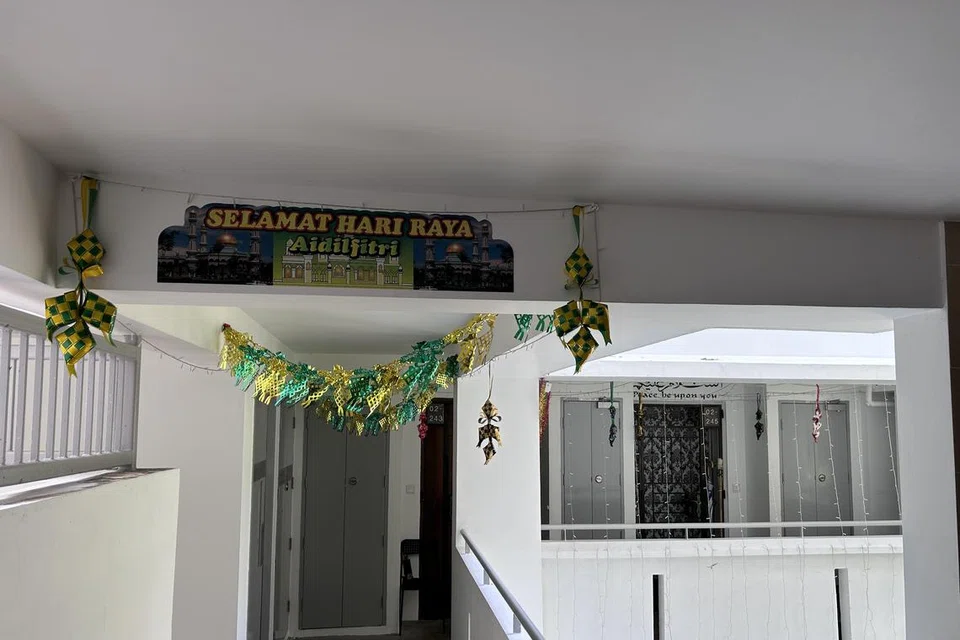 Encik Muhamad Faizal telah memasang perhiasan lampu lap-lip dari kawasan luar lif hinggalah ke sekeliling koridornya.