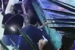 SERANGAN JERUNG: Rakaman kamera keselamatan yang dimuat naik beberapa laman berita termasuk CCTV menunjukkan beberapa pengunjung menjauhkan diri semasa serangan itu berlaku.