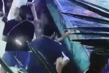 SERANGAN JERUNG: Rakaman kamera keselamatan yang dimuat naik beberapa laman berita termasuk CCTV menunjukkan beberapa pengunjung menjauhkan diri semasa serangan itu berlaku.