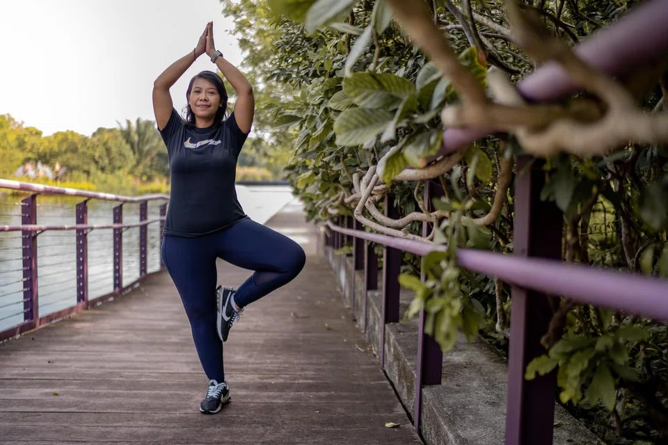 KEMBALI POSITIF: Cik Lenny Karmila kini kembali ceria dan berfikiran positif dengan berat badan yang semakin seimbang setelah menyertai kumpulan masyarakat senam yang saling memberi motivasi untuk kurangkan masalah berat badan.