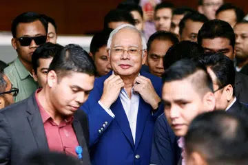 MEMBERI KENYATAAN: Mantan perdana menteri Datuk Seri Najib Tun Razak meninggalkan ibu pejabat SPRM di Putrajaya selepas memberi kenyataan mengenai SRC International sekitar 3.15 petang semalam. - Foto REUTERS