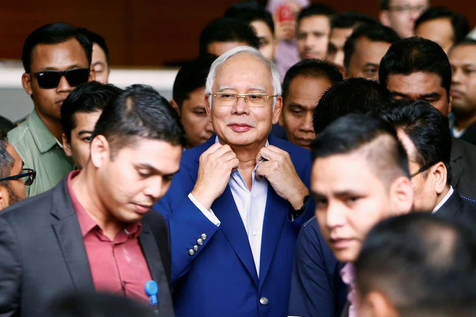 MEMBERI KENYATAAN: Mantan perdana menteri Datuk Seri Najib Tun Razak meninggalkan ibu pejabat SPRM di Putrajaya selepas memberi kenyataan mengenai SRC International sekitar 3.15 petang semalam. - Foto REUTERS