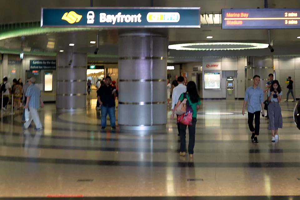 MEMUDAHKAN PENUMPANG: Stesen Bayfront antara lain menghubungkan penumpang ke tarikan di sekitar Marina Bay termasuk Marina Bay Sands dan Taman Di Pesisiran. - Foto ZAINAL YAHYA