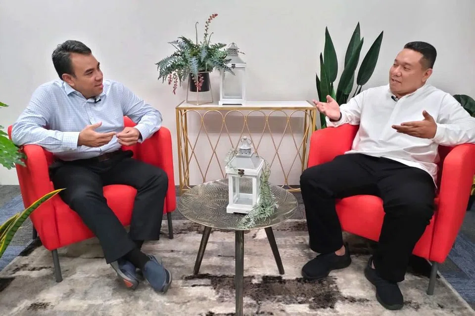 USAHA MURNI: Naib Pengerusi Kumpulan Pemulihan Keagamaan (RRG), Penolong Profesor Dr Mohamed Ali (kiri), membentangkan perkembangan RRG sejak penubuhannya pada April 2003 lalu semasa diwawancara wartawan Berita Harian, Encik Chairul Fahmy Hussaini. - Foto BH oleh FAKHRURADZI ISMAIL 