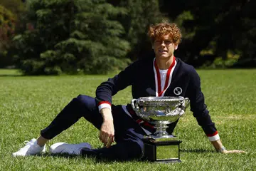 Jannik Sinner, pemain tenis dari Italy, bergambar dengan piala Australia Terbuka selepas bergelar johan pertandingan itu.