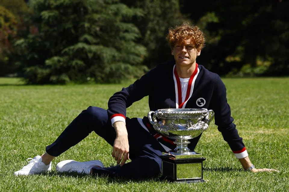 Jannik Sinner, pemain tenis dari Italy, bergambar dengan piala Australia Terbuka selepas bergelar johan pertandingan itu.