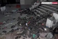 REMPUHAN MAUT: Tangkap layar daripada rakaman video Al-Masirah yang diambil pada 19 April menunjukkan kasut yang bersepah di tangga pusat pengagihan amal di Sanaa setelah berlakunya rempuhan. - Foto AFP