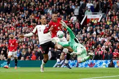 Penyerang Manchester United, Benjamin Sesko (tengah) didakwa memegang bola sebelum menjaringkan gol kedua berdepan Liverpool pada aksi Liga Perdana England di Old Trafford, Manchester. United menang 3-2. 