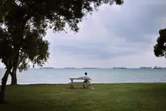 Sendirian di tepi pantai