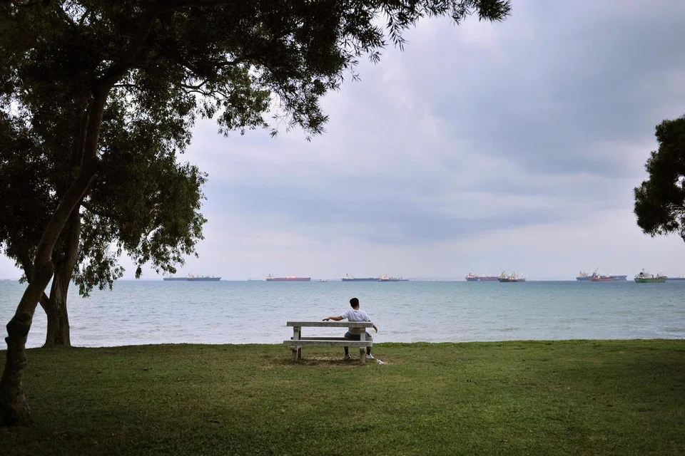Sendirian di tepi pantai
