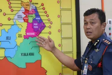 Pengarah Jabatan Bomba dan Penyelamat Malaysia (JBPM) Kelantan, Encik Farhan Sufyan Borhan, menunjukkan peta memaparkan empat daerah di Kelantan yang berisiko tinggi alami peningkatan kejadian pembakaran terbuka ketika fenomena Super El Nino.