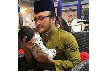 UMUMKAN NAMA TAPI BELUM MENDEDAHKAN WAJAH: Shaheizy Sam menimang bayi lelakinya yang dinamakan Syeriv Samheizy. Bagaimanapun, pasangan Shaheizy dan Syatilla Melvin masih belum mendedahkan wajah bayi tersebut kepada umum. - Foto INSTAGRAM SYATILLA MELVIN