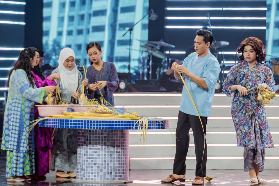 Pelakon pentas dan televisyen, Fir Rahman, berasa risau membawakan watak komedi sebagai Nordin Ahmad, pakar anyam ketupat, buat julung-julung kali di ‘Sinar Lebaran 2025’. Bersamanya ialah pencipta kandungan, Farah Lola (kanan), yang membawa watak, ‘Saleha’, isteri Nordin.