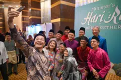 Timbalan Perdana Menteri, Encik Lawrence Wong, berswafoto bersama Encik Teo Chee Hean (baju biru) dan AP Melayu/Islam, (barisan depan, dari kanan) Cik Rahayu Mahzam, Cik Mariam Jaafar, dan Cik Nadia Samdin; (barisan kedua, dari kanan) Profesor Madya Dr Muhammad Faishal Ibrahim, Encik Masagos Zulkifli Masagos Mohamad, Encik Zaqy Mohamad, Dr Wan Rizal Wan Zakariah, Encik Saktiandi Supaat; (barisan belakang, dari kiri) Encik Shahrael Taha dan Encik Mohd Fahmi Aliman semasa Perjumpaan Hari Raya Menteri 2024 di Conrad Centennial Singapore pada 19 April.