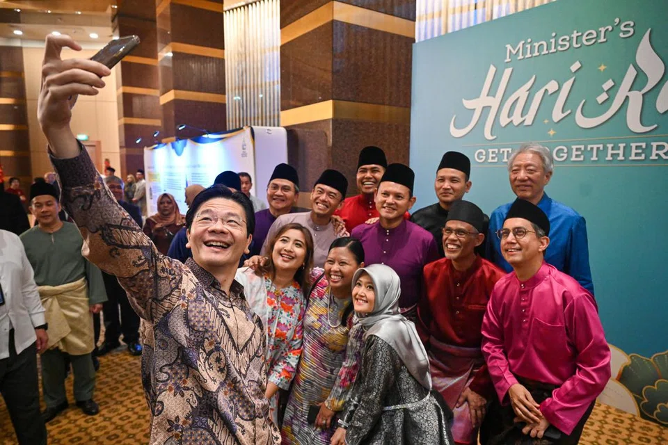 Timbalan Perdana Menteri, Encik Lawrence Wong, berswafoto bersama Encik Teo Chee Hean (baju biru) dan AP Melayu/Islam, (barisan depan, dari kanan) Cik Rahayu Mahzam, Cik Mariam Jaafar, dan Cik Nadia Samdin; (barisan kedua, dari kanan) Profesor Madya Dr Muhammad Faishal Ibrahim, Encik Masagos Zulkifli Masagos Mohamad, Encik Zaqy Mohamad, Dr Wan Rizal Wan Zakariah, Encik Saktiandi Supaat; (barisan belakang, dari kiri) Encik Shahrael Taha dan Encik Mohd Fahmi Aliman semasa Perjumpaan Hari Raya Menteri 2024 di Conrad Centennial Singapore pada 19 April.