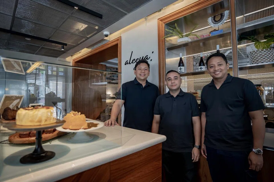 Pengasas restoran Aleeya, (dari kiri) Encik Hairul Isa, Encik Muhammad Najeeb Ali dan Encik Mustafa Reza Ali memberi penghormatan kepada warisan keluarga dan dedikasi kepada masakan Melayu dan Indonesia asli.