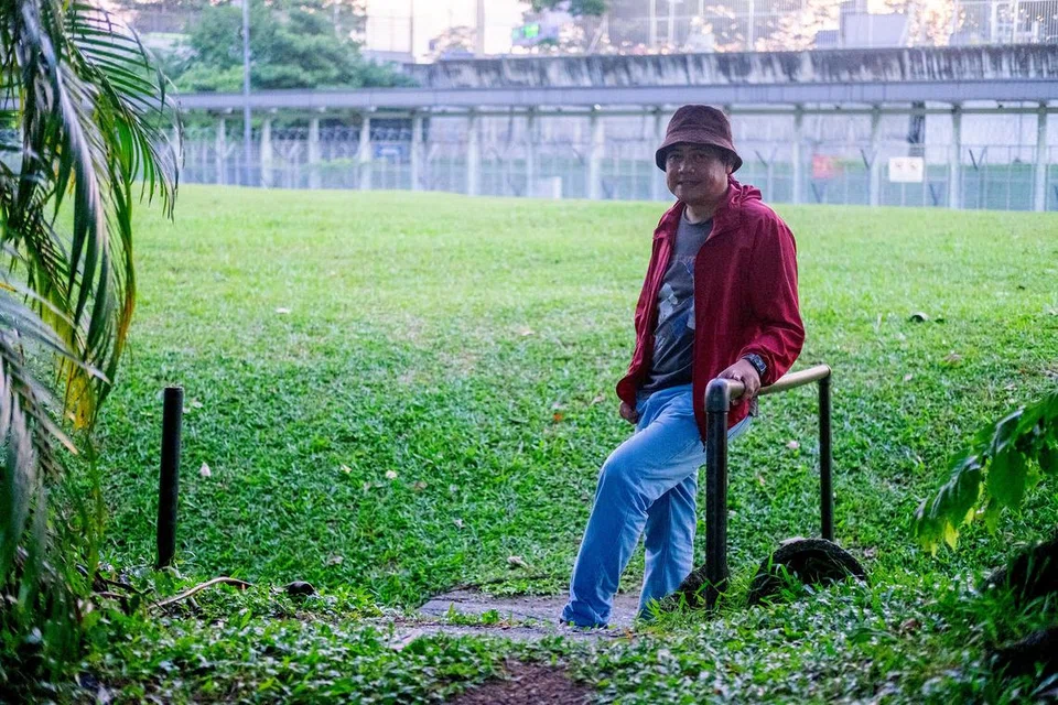 Encik Rudy Zahiruddin Mohamed Omar mengimbas  kenangan lama melihat kereta api berlalu ketika berdiri di sebahagian tangga yang dahulunya menghala ke landasan kereta api di Kampong Lorong Fatimah. Beliau merupakan penduduk lama Marsiling, yang sering mengunjungi Kampong Lorong Fatimah pada tahun 1980-an untuk mengunjungi saudara-maranya.