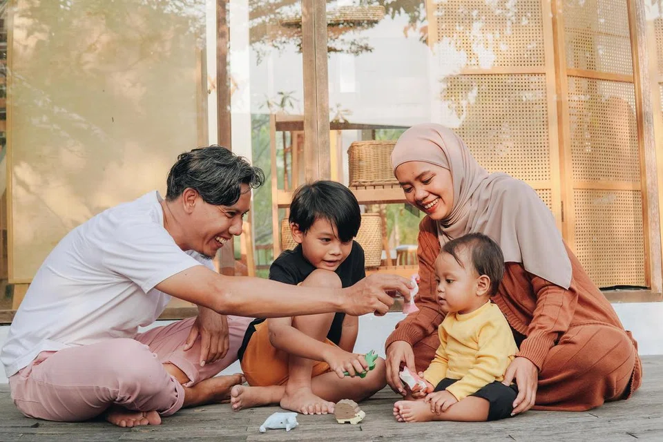 Islam menekankan kepentingan menjaga privasi dalam rumah. Didikan mengenai privasi boleh dimulakan apabila anak masih kecil dan bertujuan menyemai perasaan malu dan hormat dalam diri si cilik.