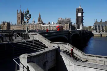 TINGKAT LANGKAH: United Kingdom memberitahu syarikat penerbangan ia akan melaksanakan perintah kuarantin ke atas mereka yang tiba di negara itu.