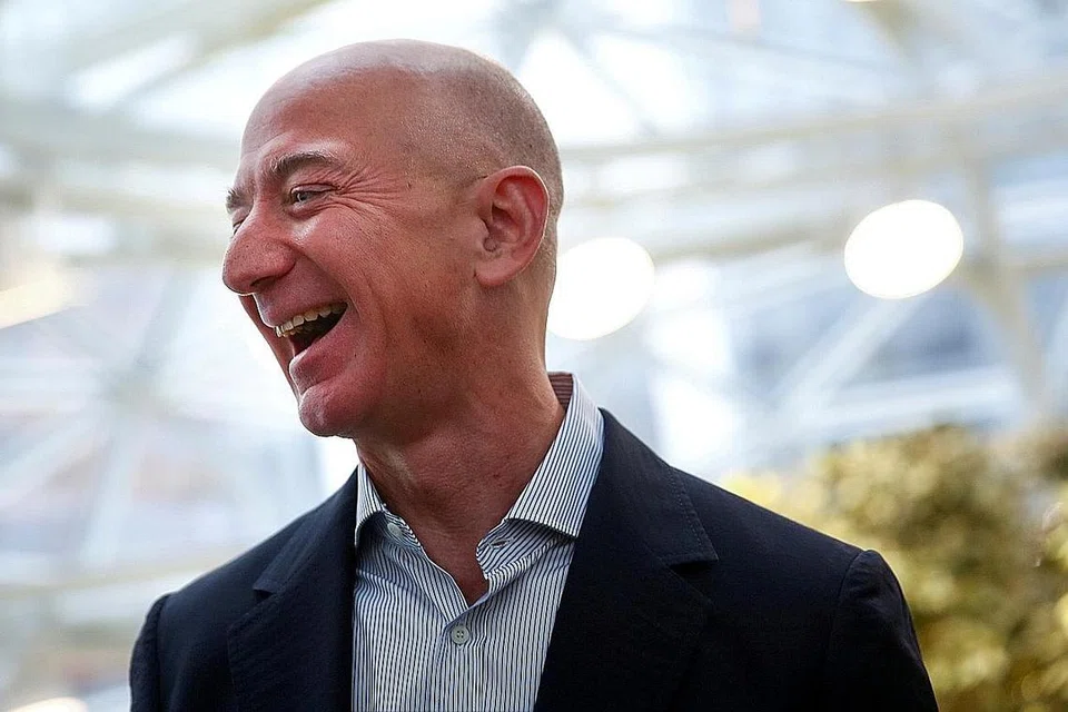 TERKAYA DI AMERIKA: CEO Amazon, Encik Jeff Bezos (atas), mendahului senarai 400 orang terkaya di Amerika, dengan kekayaan $245.55 bilion, sementara Presiden Donald Trump menduduki tangga ke-352, dengan kekayaan $3.43 bilion. CEO Zoom Video Communications, Encik Eric Yuan, antara 18 individu baru dalam senarai itu, dengan kekayaan bernilai AS$11 bilion. - Foto REUTERS, AFP