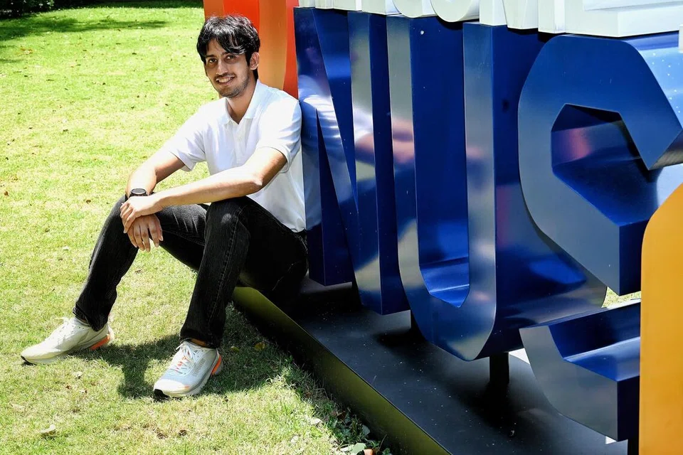 Encik Hassan Azhar, 24 tahun, yang baru menamatkan pengajian dalam bidang kejuruteraan kimia di NUS, mahu meneruskan minatnya terhadap isu kelestarian sambil menyimpan cita-cita untuk suatu hari nanti mengajar bidang STEM kepada generasi muda.
