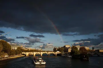 INDAH: Sinaran pelangi di Sungai Seine berlatarkan jambatan The Pont Neuf di Paris (Gambar hiasan)