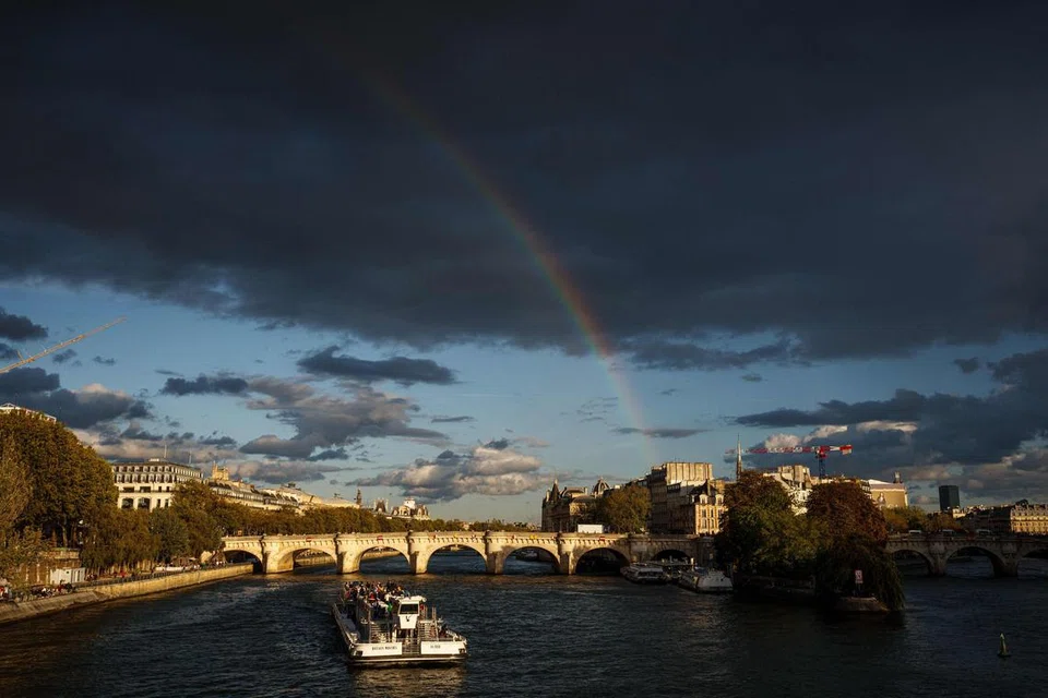 INDAH: Sinaran pelangi di Sungai Seine berlatarkan jambatan The Pont Neuf di Paris (Gambar hiasan)