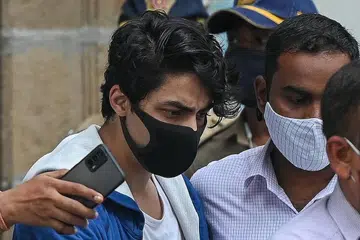 KATA-KATA PERANGSANG DIBERI: Hrithik mencatat nota pemberi motivasi buat anak Shah Rukh Khan, Aryan, (gambar atas, kiri) yang kini dalam tahanan kerana disyaki terlibat dalam kes kartel dadah di Mumbai. - Foto INSTAGRAM HRITHIK ROSHAN, AFP