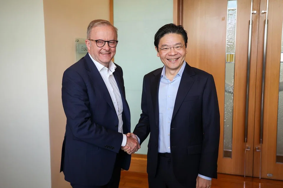 Perdana Menteri, Encik Lawrence Wong (kanan) bertemu rakan sejawatnya dari Australia, Encik Anthony Albanese di Lapangan Terbang Changi pada Mei 2025.