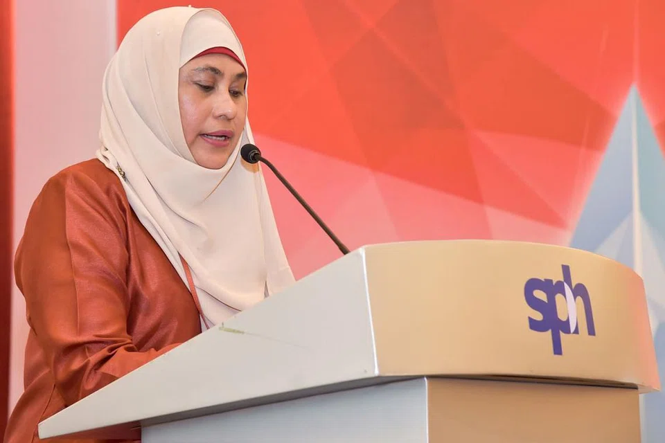 MENGONGSI PENILAIAN PENGADIL: Ketua panel penilai, Cik Hanim Mohd Salleh, mengongsi penilaian pengadil tentang lapan karya yang menjadi pilihan bagi Program Mencari Kristal tahun ini. - Foto CHAIRUL FAHMY HUSSAINI