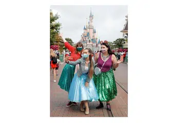 BERHIBUR HATI: Sekumpulan pengunjung pertama mengunjungi taman tema Disneyland Paris pada 15 Julai lalu apabila pintunya dibuka di Marne-la-Vallee, berdekatan Paris, Perancis. - Foto: REUTERS