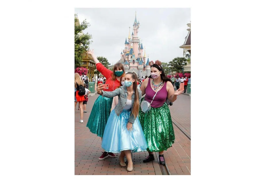 BERHIBUR HATI: Sekumpulan pengunjung pertama mengunjungi taman tema Disneyland Paris pada 15 Julai lalu apabila pintunya dibuka di Marne-la-Vallee, berdekatan Paris, Perancis. - Foto: REUTERS