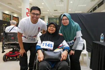 Cik Siti Azizah Mastama (tengah) bersama anak bongsu yang juga penjaga utamanya, Cik Siti Karimah Jumat, serta menantunya, Encik Sulaiman Abdul Rahman, 37 tahun. Cik Siti didiagnosis menghidap penyakit ginjal tahap akhir akibat kencing manis Jenis 2 sejak 2020. 