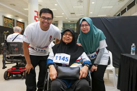 Cik Siti Azizah Mastama (tengah) bersama anak bongsu yang juga penjaga utamanya, Cik Siti Karimah Jumat, serta menantunya, Encik Sulaiman Abdul Rahman, 37 tahun. Cik Siti didiagnosis menghidap penyakit ginjal tahap akhir akibat kencing manis Jenis 2 sejak 2020. 