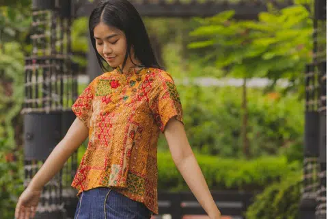 ‘Diya Mirrowork Cheongsam’ ($118) merupakan baju dengan leher ceongsam, namun, menggunakan kain manik sulam budaya India, sekali gus menggabungkan dua budaya dalam satu pakaian. 