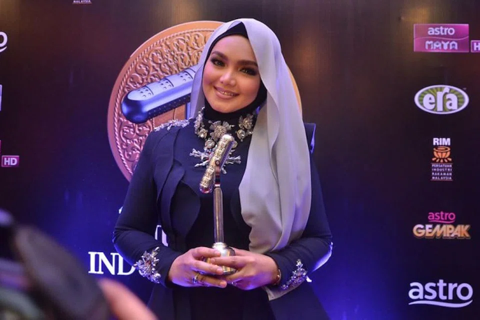MASIH UNGGUL SELEPAS DUA DEKAD: Datuk Siti Nurhaliza membuktikan kerja keras tanpa mengenal erti penat lelah membawa hasil dengan tujuh pencalonan di Anugerah Industri Muzik (AIM) ke-22. - Foto ANUGERAH INDUSTRI MUZIK