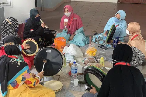 RUANG BARU: Cik Dina V. (empat dari kiri) dan Cik Ida (lima dari kiri) berlatih dengan rakan-rakan lain dari Kumpulan Rebana Qasidah PIS Nur Assyifa' di tapak bangunan lama Sekolah Perempuan Raffles di Anderson Road. - Foto BH oleh NUR FATHIN AWALLUDIN