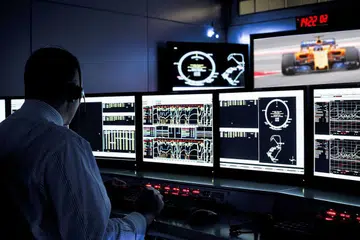 GUNA TEKNOLOGI F1: Dalam MOU yang ditandatangani SMRT dan firma Britain, McLaren Applied Technologies, kereta api di sini kini dapat dipantau dengan lebih rapi sekali gus meningkatkan keupayaan sistem MRT. - Foto SMRT