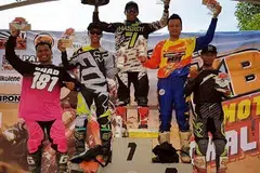 LIMA TERBAIK: Inilah lima penunggang terbaik Singapura di Cabaran Motocross KBS baru-baru ini - Hasroy, Ikhtiaruddin Salleh, Amin, Mohammad Jeehad dan Mohd Firdaus Kamal. - Foto MUHD AMIN KHALID