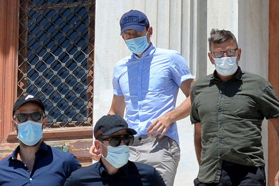 KELUAR DARI MAHKAMAH: Kapten Manchester United Harry Maguire (belakang, kiri) yang diberkas di pulau Mykonos, meninggalkan mahkamah di Kepulauan Syros, Greece, minggu lalu. - Foto REUTERS