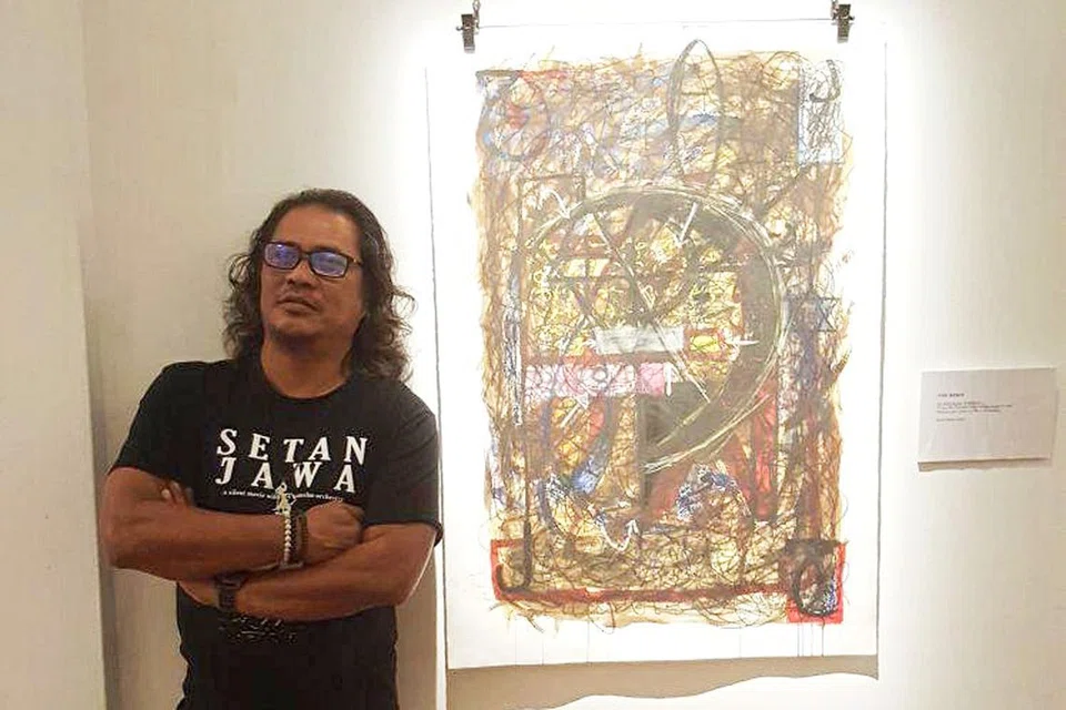 MENTAFSIR MAKNA: Ini antara lukisan yang terdapat pelbagai simbol dan teks tersembunyi, yang diketengah dalam pameran Melayuminati oleh Rafaat Hamzah. - Foto ADEL DZULKARNAEN AHMAD