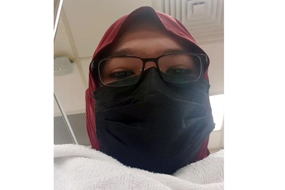 DIJANGKITI: Ustazah Nadia (gambar atas semasa dalam rawatan) berkata pihak berkuasa tidak dapat mengesan daripada mana beliau dijangkiti virus itu. Kementerian Kesihatan berkata besar kemungkinan ia merupakan kes import menyusuli lawatan beliau ke Jakarta, sebelum terdapatnya sebarang kes koronavirus dilaporkan di sana. - Foto BH oleh NUR DIYANA TAHA, ihsan USTAZAH NADIAH HANIM ABD RAHMAN