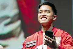 Encik Kaesang Pangarep , anak bongsu Presiden Joko Widodo, dan isterinya berdepan kecaman warga maya kerana mempamerkan percutian mewah mereka di Amerika Syarikat ketika satu siri protes membantah rancangan mengubah Undang-Undang Pemilihan Kepala Daerah (Pilkada) diadakan negara itu.