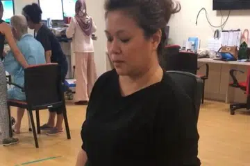 Cik Ann Kennedy ketika menjalani salah satu sesi fisioterapi untuk memulihkan kekuatan kaki.