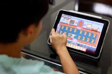 Daripada membebel seperti rekod rosak tentang kesan buruk alat teknologi  kepada otak anak-anak, kadangkala ibu bapa perlu menukar cara dan memberi tumpuan kepada perkara yang baik. Tunjukkan kepada mereka apakah alternatif yang ada dan cara mereka boleh terlibat, kata penulis.