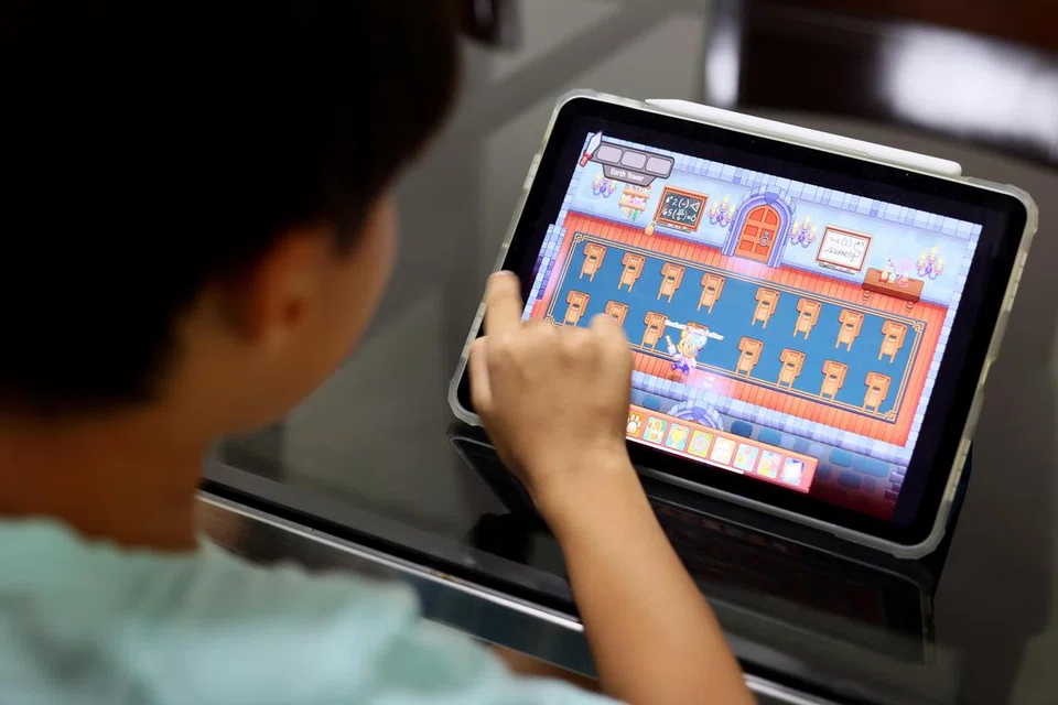 Daripada membebel seperti rekod rosak tentang kesan buruk alat teknologi  kepada otak anak-anak, kadangkala ibu bapa perlu menukar cara dan memberi tumpuan kepada perkara yang baik. Tunjukkan kepada mereka apakah alternatif yang ada dan cara mereka boleh terlibat, kata penulis.