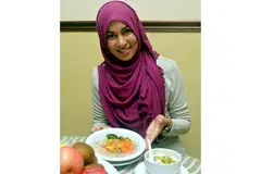MEMBERI TIP PEMAKANAN: Pakar pemakanan di Mind Your Nutrition Consultancy, Cik Humairah Hameed Maricar. - Foto-foto fail