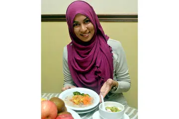 MEMBERI TIP PEMAKANAN: Pakar pemakanan di Mind Your Nutrition Consultancy, Cik Humairah Hameed Maricar. - Foto-foto fail